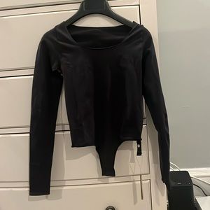 SKIMS essentail bodysuits- long sleeve scoop neck bodysuit